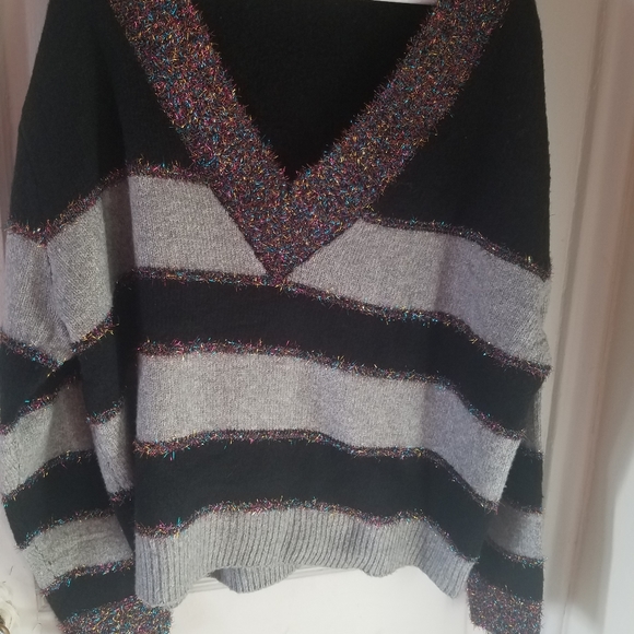 Sweaters - Picture 5 of 7